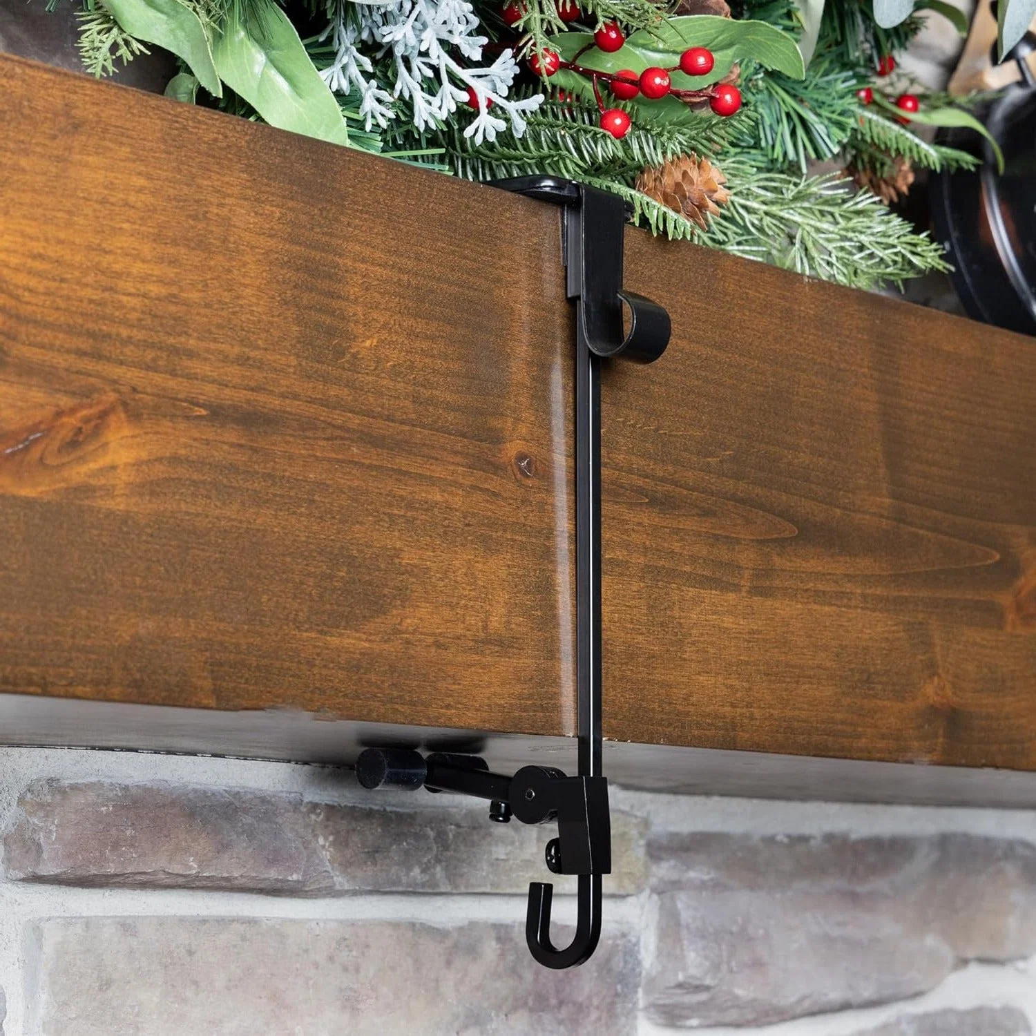 adjustable-fireplace-stocking-and-garland--41191012_5.jpg