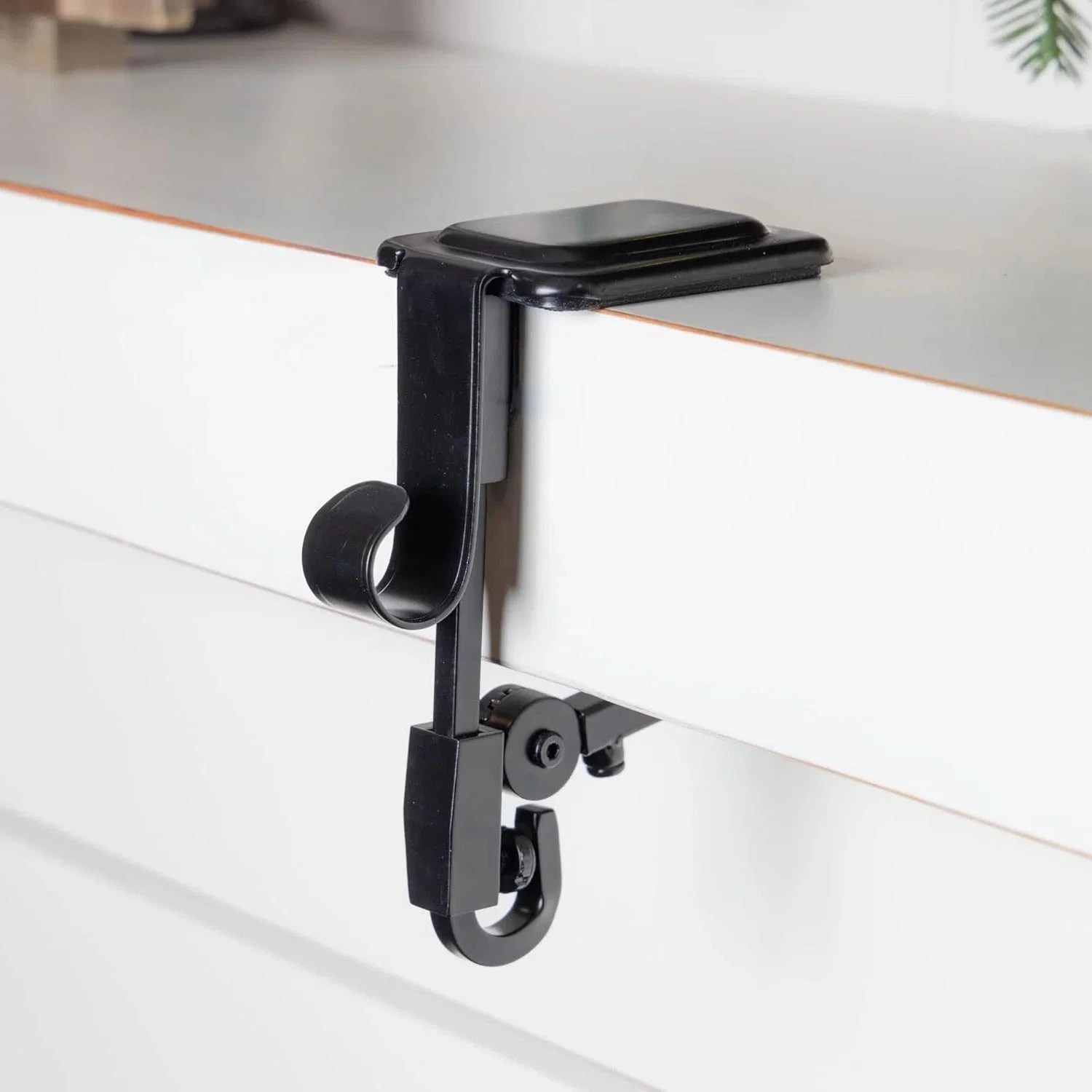 adjustable-fireplace-stocking-and-garland--41191012_7.jpg